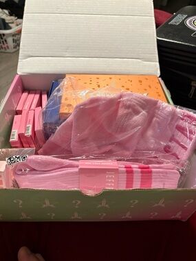 JEFFREE STAR MAKEUP AND ACCESSORIES BUNDLE